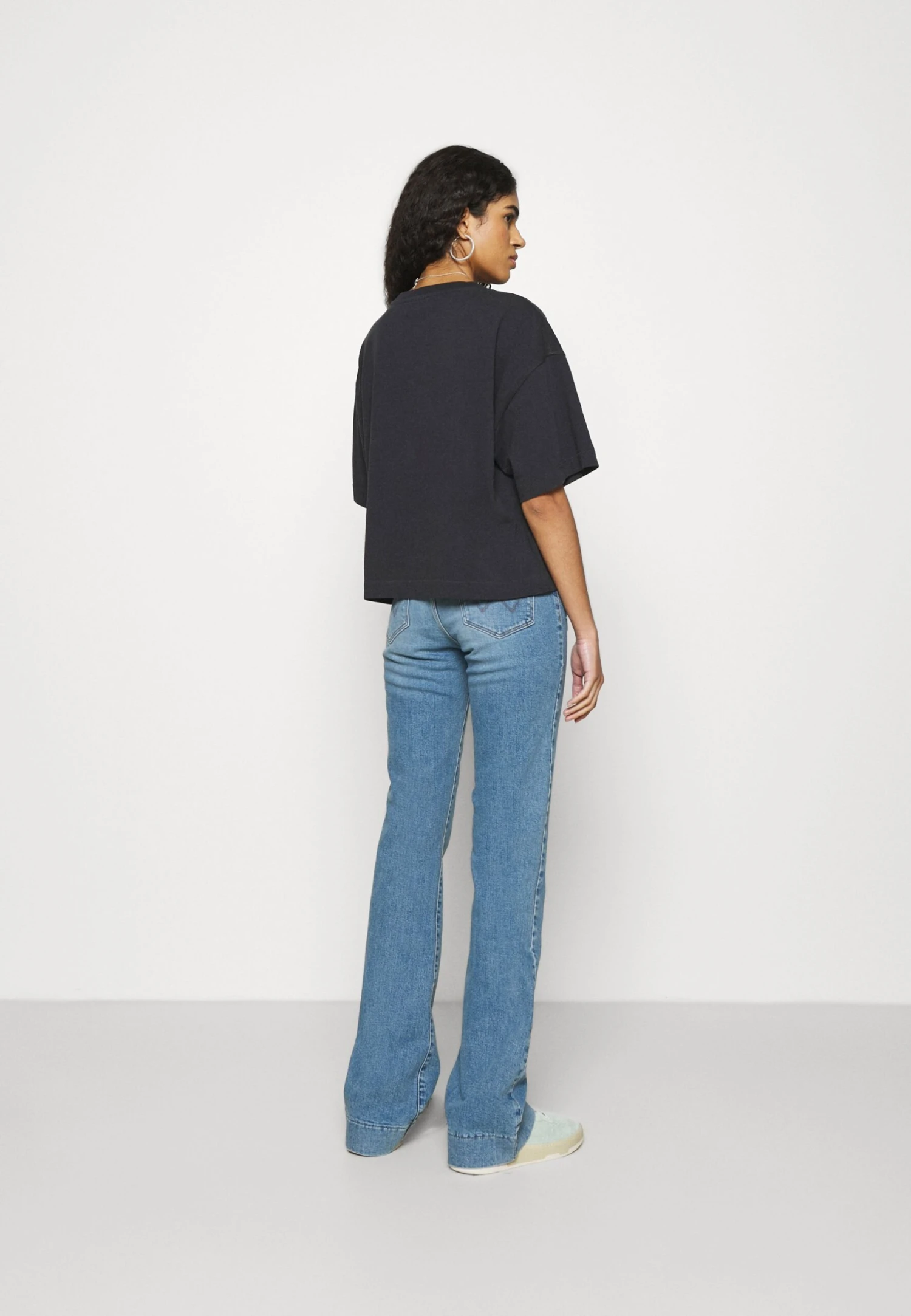 Wrangler Jean Flare - Dusty Mid 3 Wrangler Jean Flare - Dusty Mid – Image 3