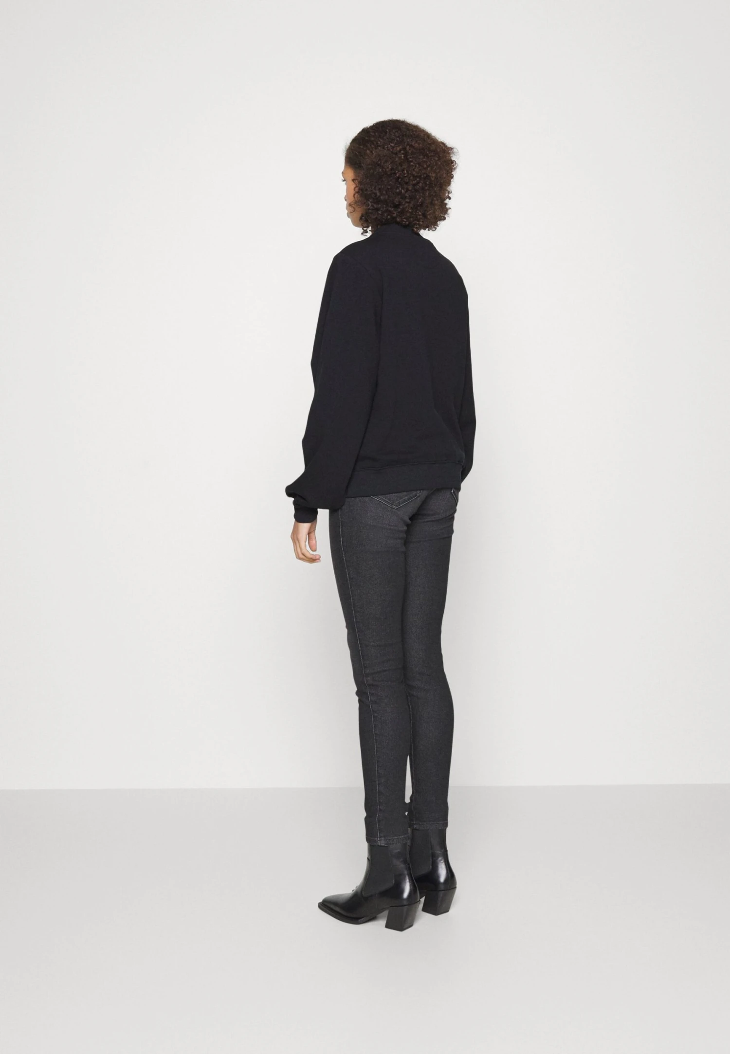 Wrangler Sweatshirt - Real Black 3 Wrangler Sweatshirt - Real Black – Image 3