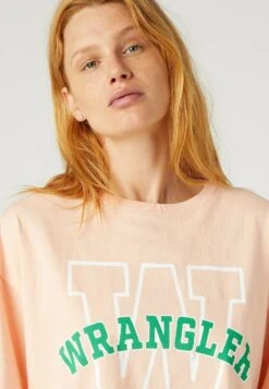 Wrangler Girlfriend - T-Shirt Imprimé - Peach Melba -Wrangler Promos Boutique 0c98ac34dccc47298e32876a52e9abd7