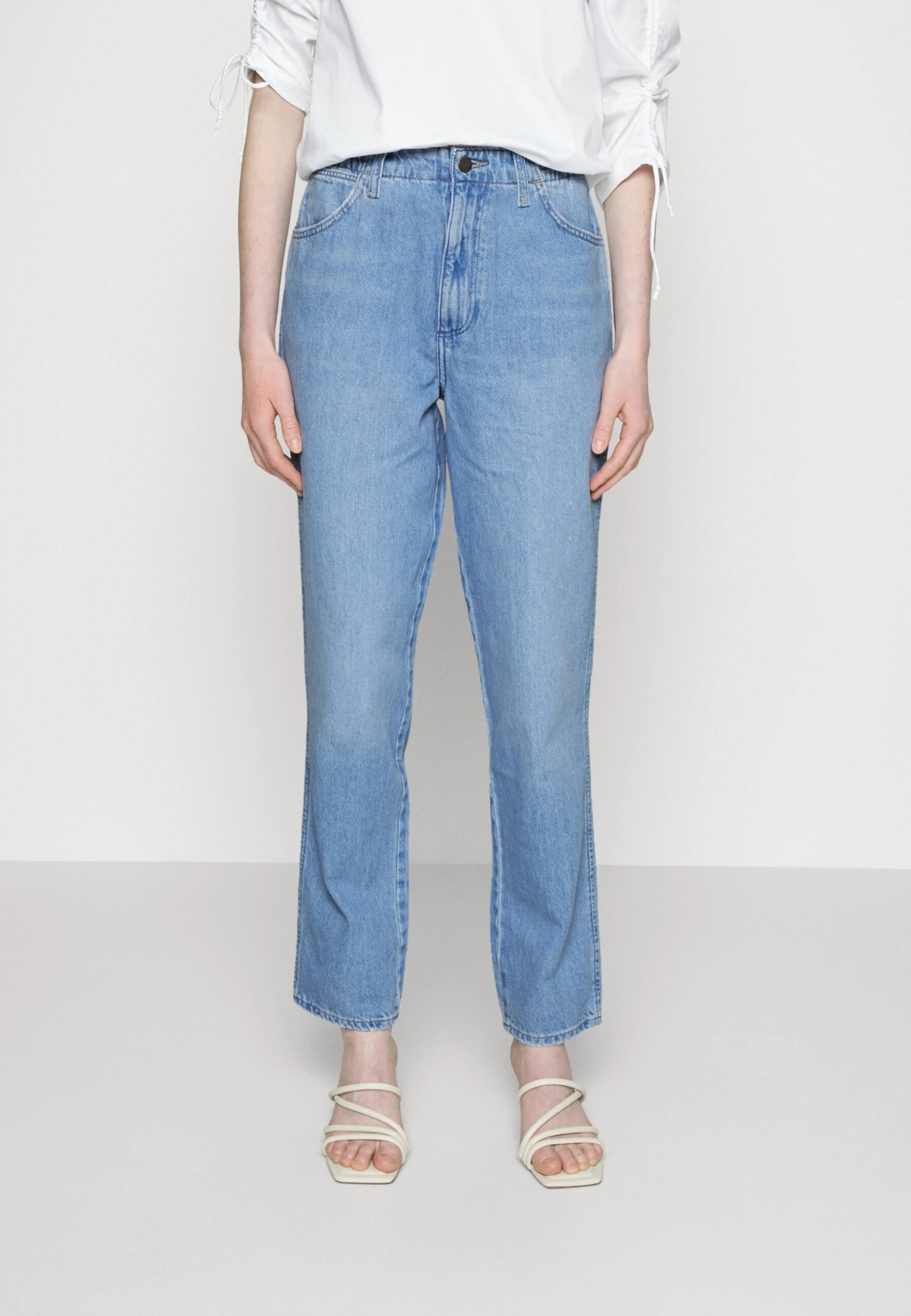 Wrangler Comfy Mom - Jean Droit - Ice Ice Baby 1 Wrangler Comfy Mom - Jean Droit - Ice Ice Baby