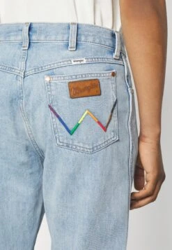 Wrangler Unisex - Jean Droit - Light Blue -Wrangler Promos Boutique 1f2eff97cc9f41f894fada2f1b63aff2