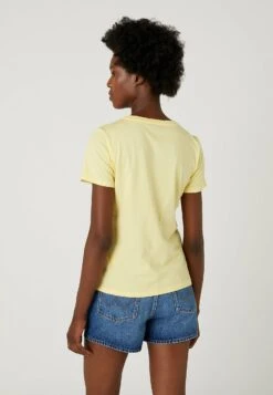 Wrangler Sign Off Tee - T-Shirt Basique - Pale Banana -Wrangler Promos Boutique 3ef5a184a9014eb0ba2fadc483d8fa17