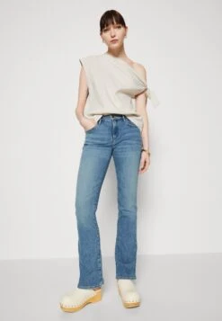 Wrangler Jean Bootcut - Citrine 9 Wrangler Jean Bootcut - Citrine -Wrangler Promos Boutique 5d985c5c594c46adb14e7bb6aa4588ad