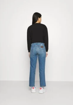 Wrangler Wild West - Jean Droit - Mid Blue -Wrangler Promos Boutique 81bfb809b37342dd91bf2e0a9afa7c36