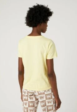 Wrangler Regular Tee - T-Shirt Imprimé - Pale Banana -Wrangler Promos Boutique 87a0471ace1e404b87ec4f109a3e1139