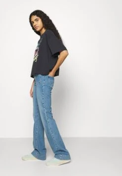 Wrangler Jean Flare - Dusty Mid 9 Wrangler Jean Flare - Dusty Mid -Wrangler Promos Boutique 92b934aa4e524ee99ea6e13dcac5c2dd