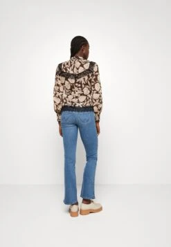 Wrangler Jean Bootcut - Voyage 8 Wrangler Jean Bootcut - Voyage -Wrangler Promos Boutique 939c634b65954140b96ad2a7f8a4f4e9