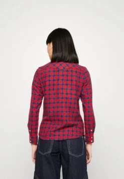 Wrangler Western Shirt - Chemisier - Formula Red -Wrangler Promos Boutique c317f9789f264198a5e06b44357356a4