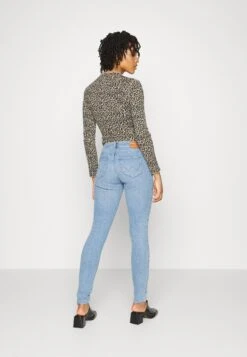 Wrangler Skinny - Jeans Skinny - In The Clouds -Wrangler Promos Boutique ca3accaf7689453f8986bcb42059f303