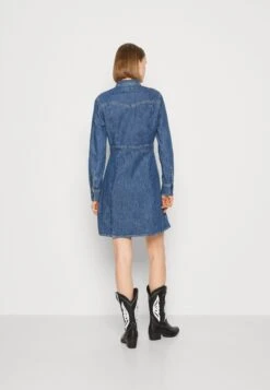 Wrangler Slim Western Dress - Robe Chemise - Curious Cat -Wrangler Promos Boutique d18dcdea8ab84a1a9fa46928cf06f660