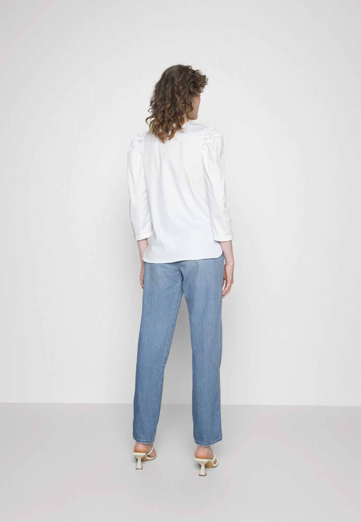 Wrangler Comfy Mom - Jean Droit - Ice Ice Baby 3 Wrangler Comfy Mom - Jean Droit - Ice Ice Baby – Image 3