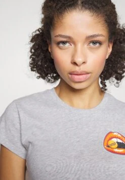 Wrangler Shrunken Band Tee - T-Shirt Imprimé - Light Grey -Wrangler Promos Boutique f7d28e12308841fd98f2df5f9f2da03b